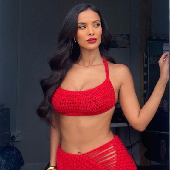 Seksi voditeljka se potrudila da njen bujni dekolte bude zapamćen FOTO