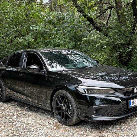 Vozili smo: Honda Civic e:Hev 2.0 Sport – krotitelj neonskih noći
