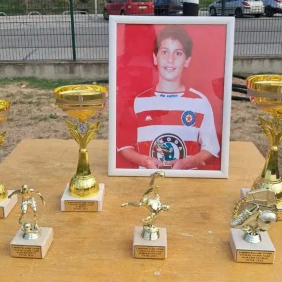 Ne bledi sećanje na mladog fudbalera: Drugi Memorijalni turnir u Lakijevu čast