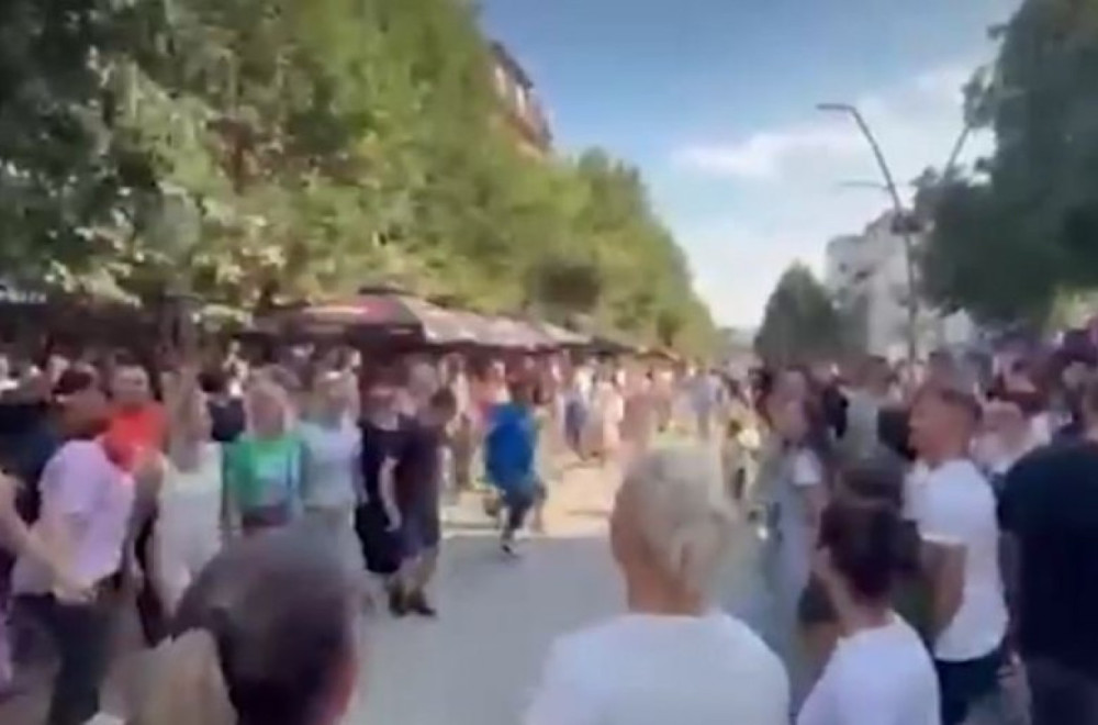 Kurti pokušao novu provokaciju u Severnoj Mitrovici – Srbi mu odgovorili kolom i pesmom VIDEO