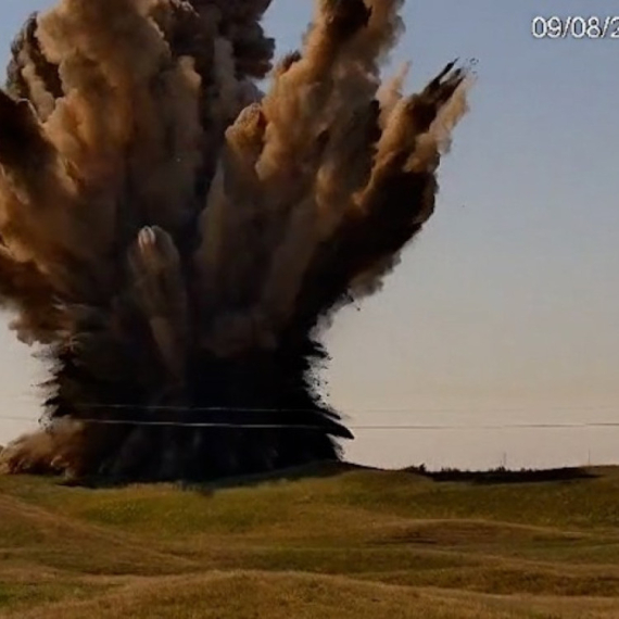 Zemlja leti desetinama metara uvis: Ovako su uništili bombu iz Beograda na vodi FOTO/VIDEO