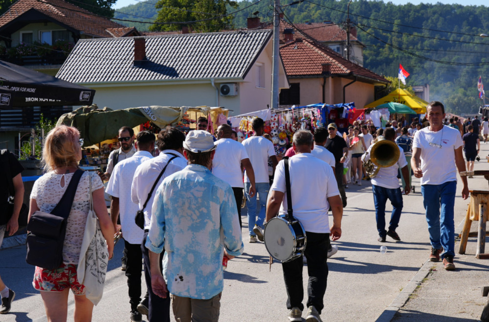Kafa 200, pivo 400 dinara: Ovo su cene u Guči, jedno posebno "bode oči" FOTO