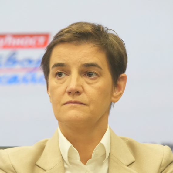 Brnabić: "Bezidejni zgubidani se ponovo okupili ispred prostorija SNS-a; Pobediće nikad"
