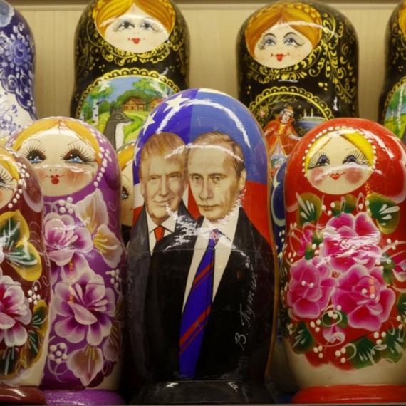 Babuške idu kao alva: Putin i Tramp privukli kupce