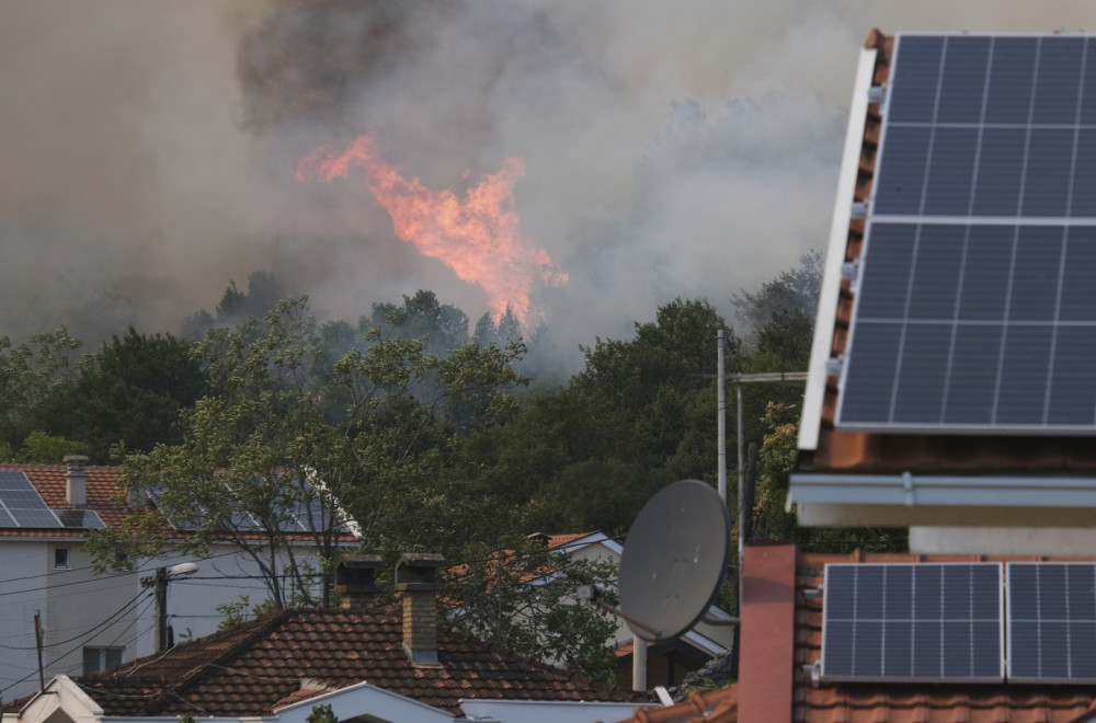 Stravične slike iz Crne Gore; Na desetine vatrogasaca na terenu: "Došli su i rekli nam da napustimo kuće" FOTO