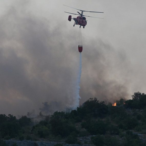 Dirljive scene: Trobojkom na obali Morače dočekao srpski helikopter VIDEO