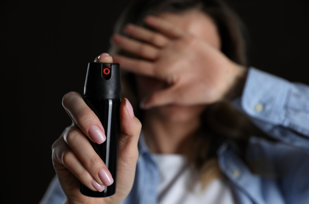 Da li je dozvoljeno nošenje biber spreja i elektrošokera? Evo koji su legalni načini samoodbrane VIDEO