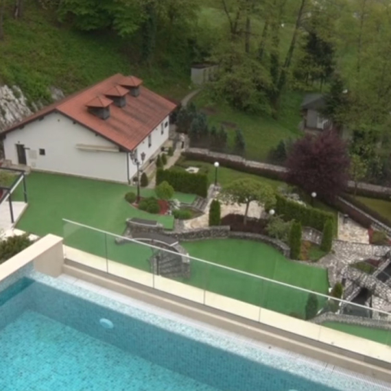 Jedinstven izvor i savršena lokacija: Ova mala banja u Srbiji sve je popularnija VIDEO