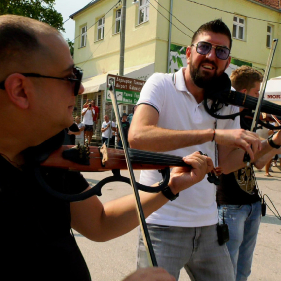 Nema divljanja cena: Kafa i rakija 300 a vruća prasetina 2.500 dinara po kilogramu FOTO