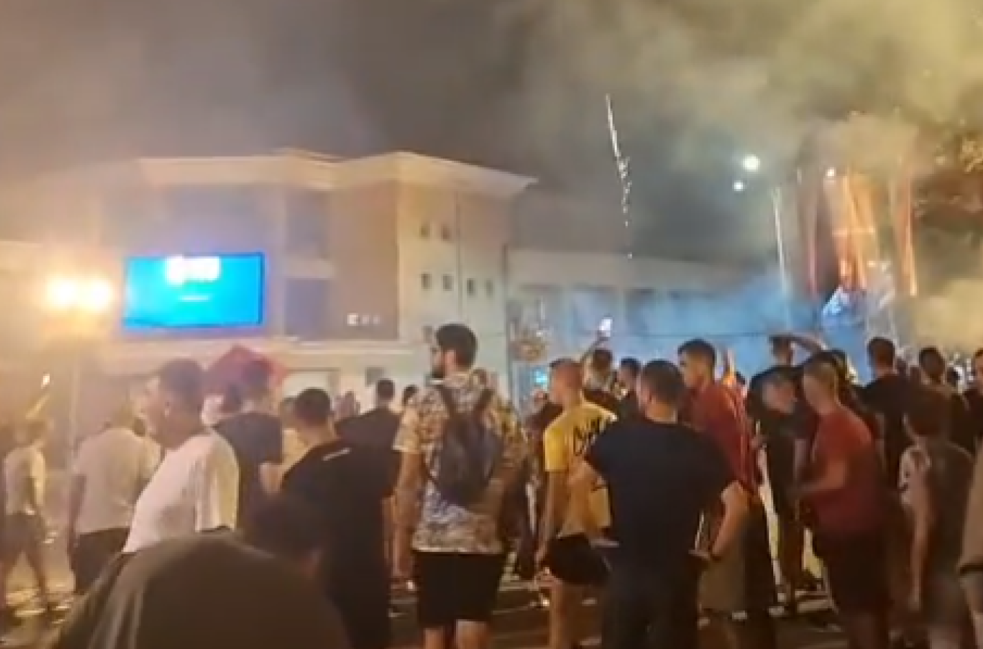 Direktor policije: Blokaderi došli da razbiju prostorije stranke; Povređeno 16 policajaca i 52 građana VIDEO