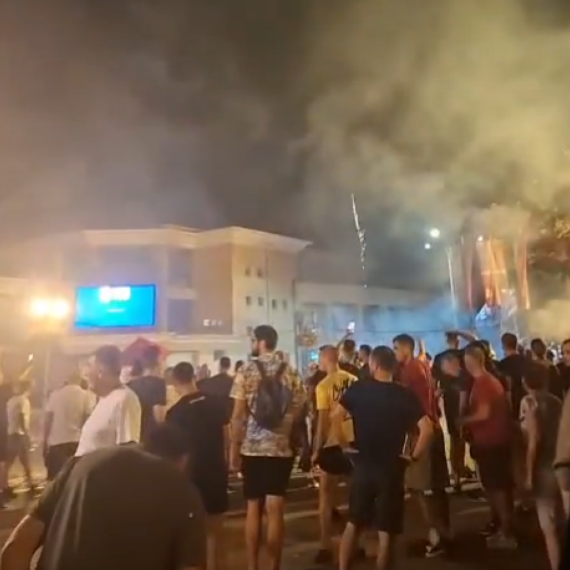 Direktor policije: Blokaderi došli da razbiju prostorije stranke; Povređeno 16 policajaca i 52 građana VIDEO