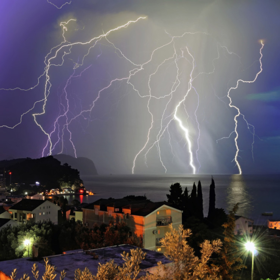 Stravično nevreme pogodilo Italiju i izazvalo poplave: Zabeleženo 109.000 udara groma za 12 sati VIDEO