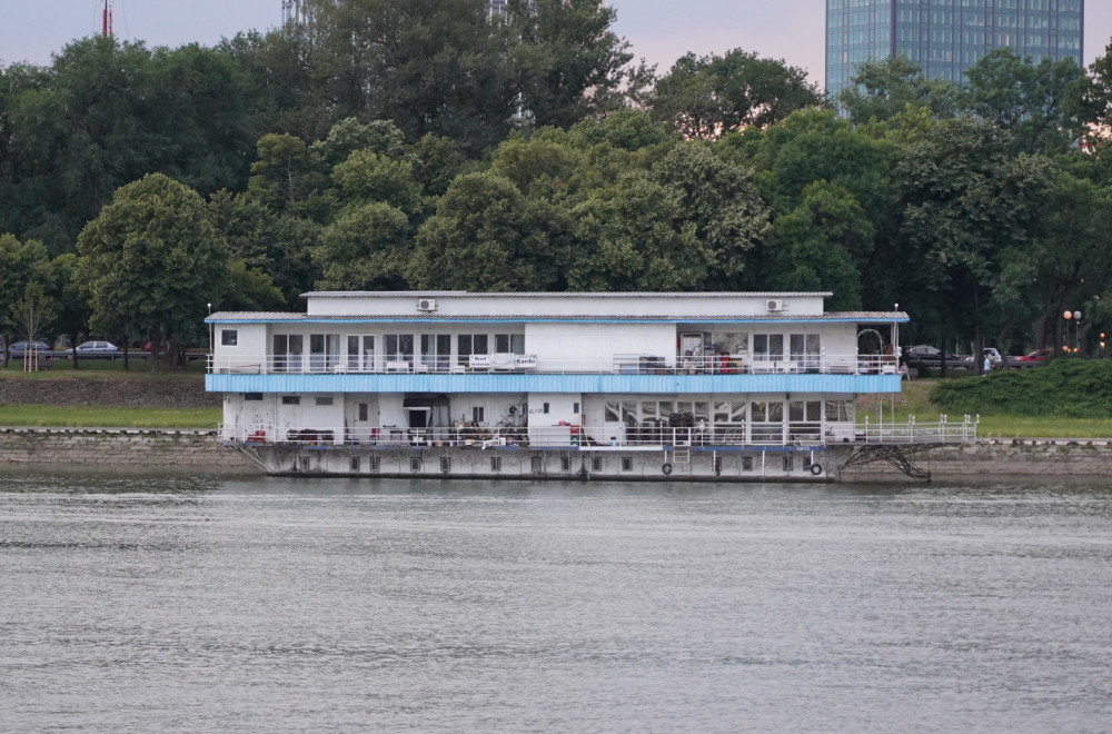 Cost of a Cabin for Day Use Reaches €850: Rental Prices of Villas and Rafts in Serbia