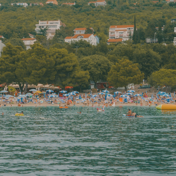 Turisti prave haos u hrvatskom letovalištu: Nema tuševa, nuždu vrše po parkovima, a žale se na cene