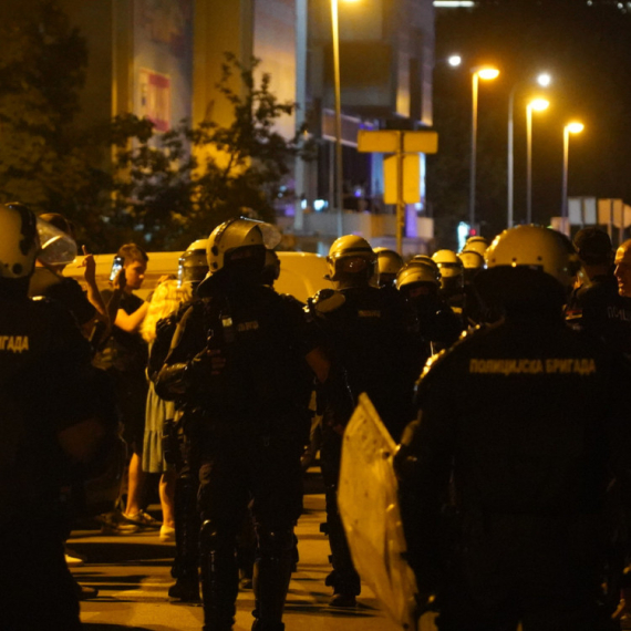 MUP: Jeziv napad na državu, ogromna agresija; Povređeno 27 policajaca; Privedeno 47 lica VIDEO
