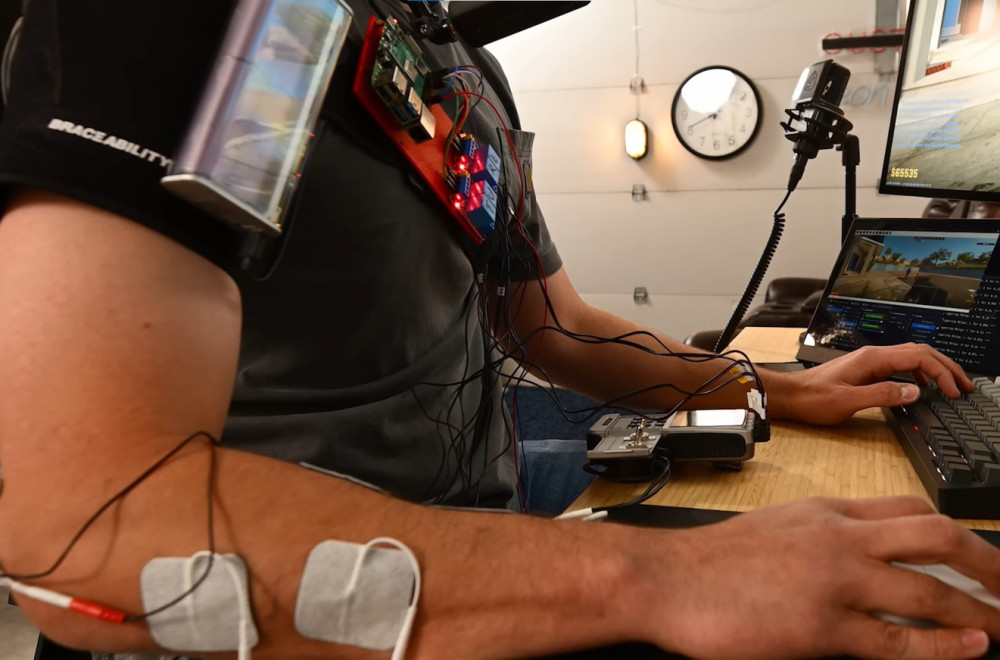 YouTuber napravio neobičan aimbot koji kontroliše mišiće pravim elektrošokovima