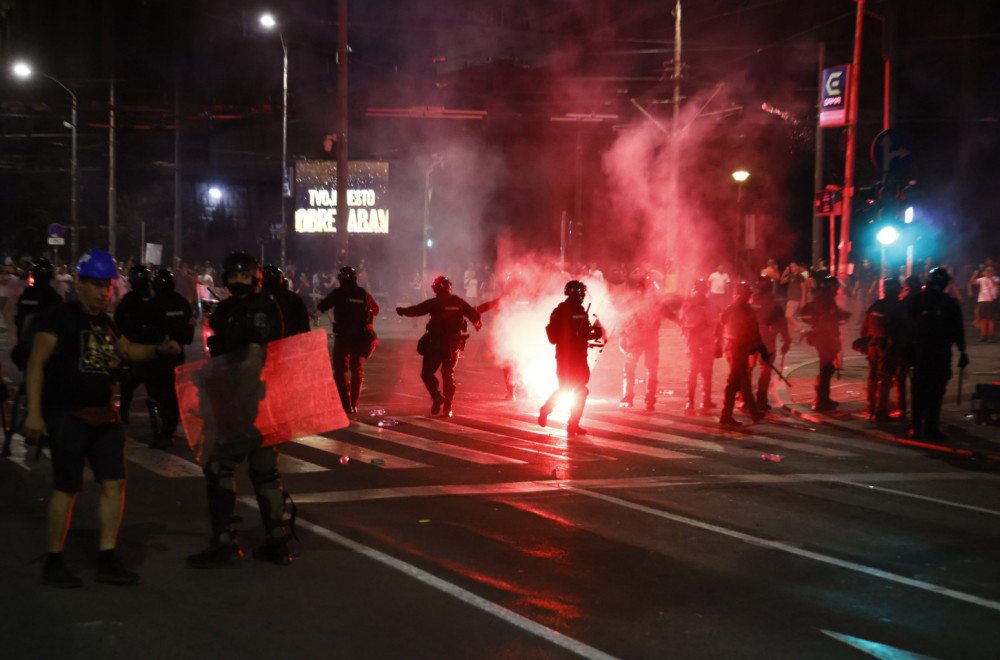 Dačić: Brutalno i masovno napadnuta policija; Došlo je do demoliranja i paljenja prostorija SNS VIDEO
