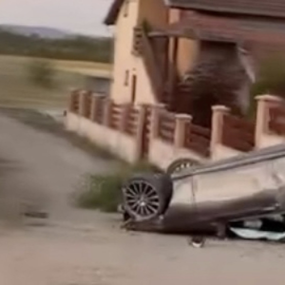Poginula jedna osoba, druga povređena: Vozilo se od siline udara prevrnulo na krov FOTO