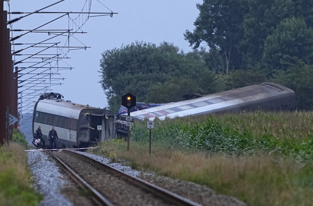 Putnički voz udario u cisternu: Jedna poginula, 27 povređenih; Obustavljen saobraćaj FOTO