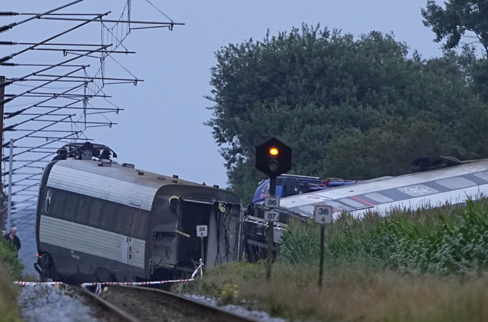 Putnički voz udario u cisternu: Jedna poginula, 27 povređenih; Obustavljen saobraćaj FOTO