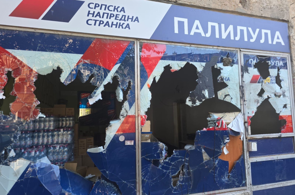 Blokaderi uništili prostorije SNS na Paliluli; Pogledajte divljačko razbijanje objekta FOTO/VIDEO