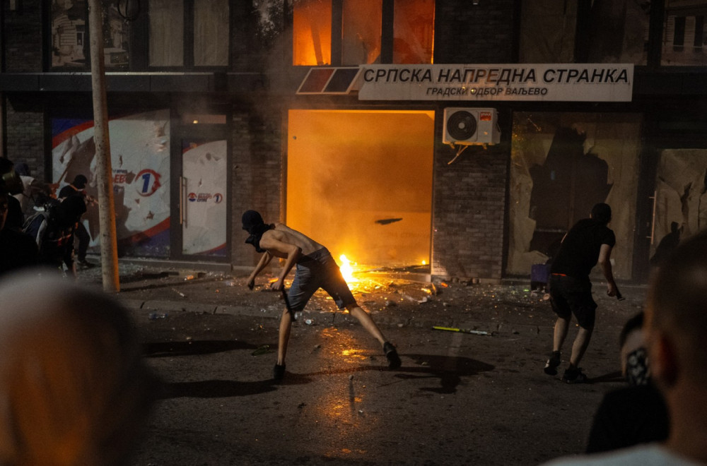 VJT Beograd: Saslušan osumnjičeni da je gađao izlog prostorija SNS