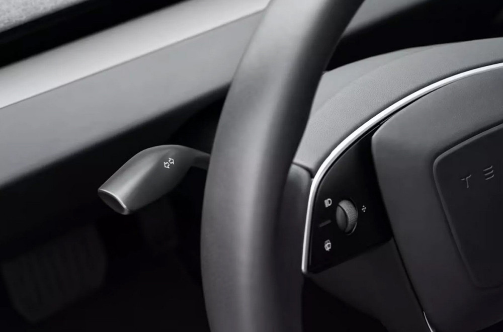 Nakon godina kritika, Tesla tiho vraća ručicu pokazivača pravca u Model 3 FOTO