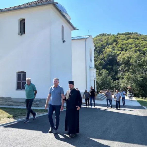 Snaga zajedništva na delu: U selu Majdan urađeni novi prilazni put i crkvena porta