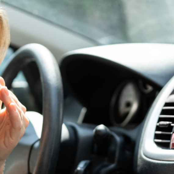 Zašto klima-uređaj u automobilu neprijatno miriše i kako rešiti problem