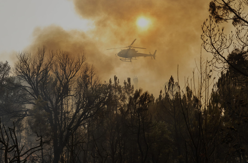Drama u Francuskoj: Srušio se helikopter za gašenje požara VIDEO