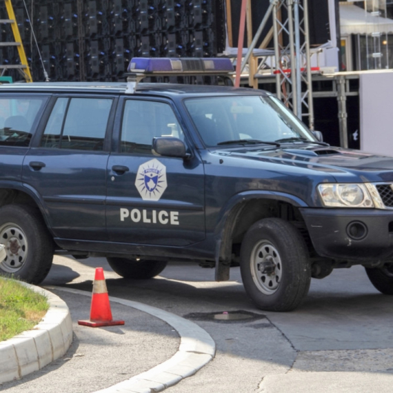 Provokacija na Badnji dan: Tzv. kosovska policija maltretirala Srbe, skidali majice sa Hramom Svetog Save