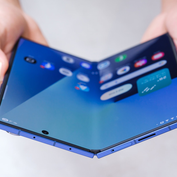 Samsung za sledeću godinu sprema sklopivi telefon sa širokim ekranom