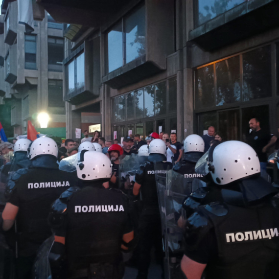 MUP: Uhapšen osumnjičeni za napad na policijske službenike ispred Filozofskog fakulteta