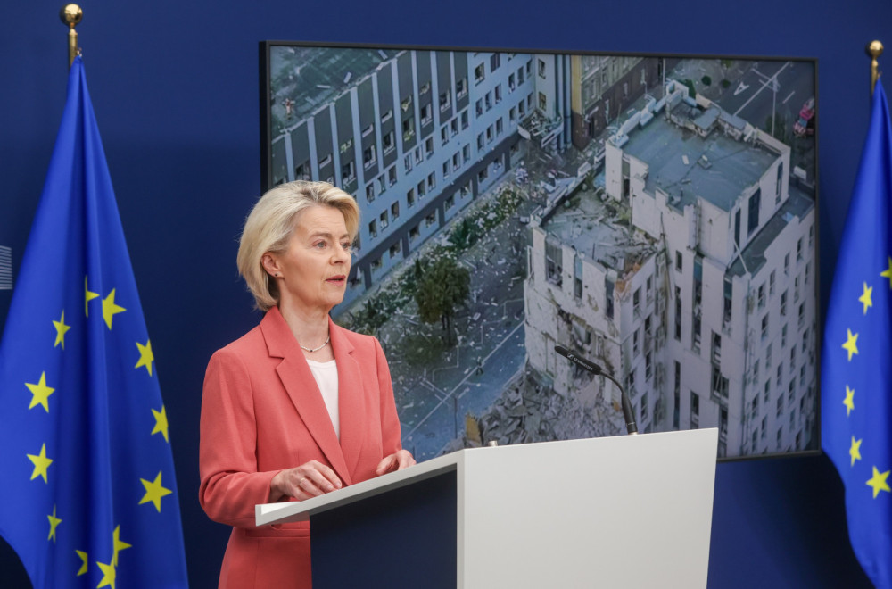 Ursula krenula na turneju – Poruka za Rusiju?