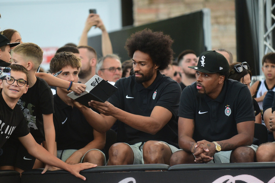 Partizan promovisao dresove – crno-bela žurka kod Avalskog tornja FOTO