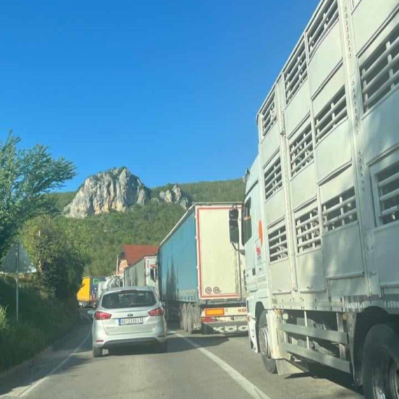 Drama na granici; Poljski vozač kamiona udario u dva automobila i pobegao, dve osobe povređene