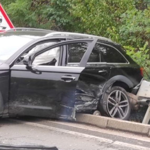 Jedan auto nasukan na bankini, drugi nasred magistrale: Žestok sudar nekoliko vozila FOTO