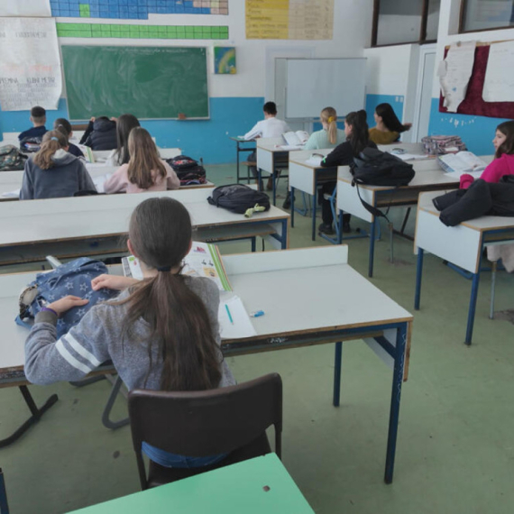 Kraj mini-raspusta; Đaci danas ponovo u školskim klupama