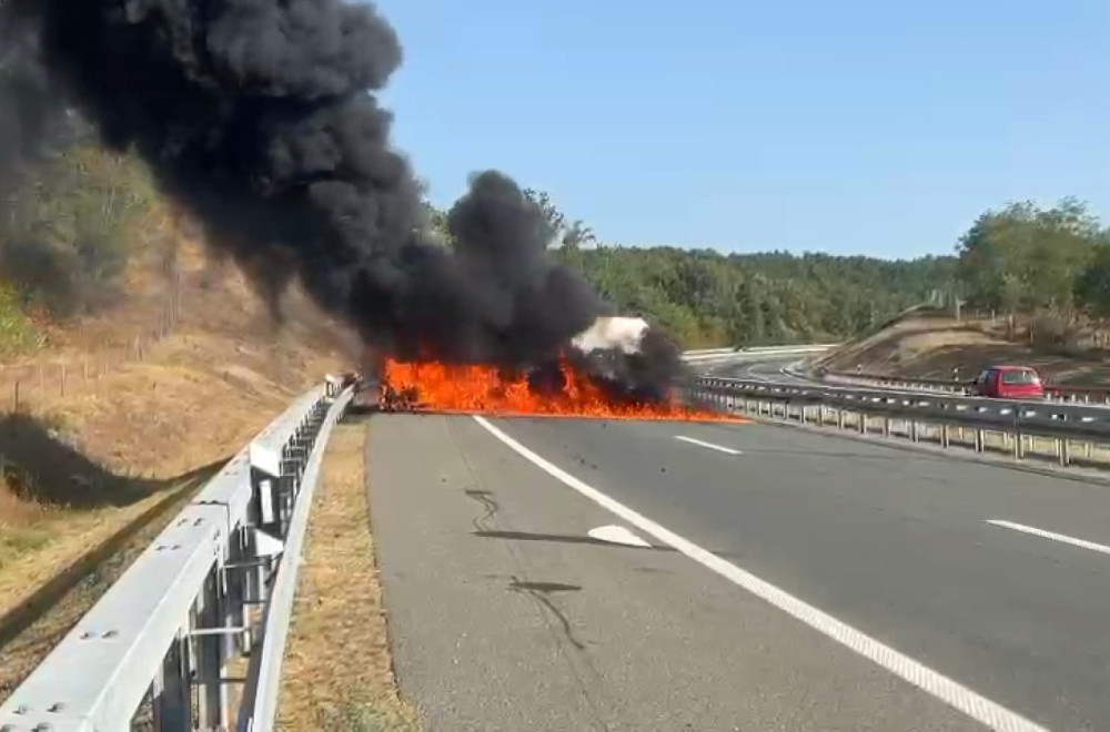 Horor kod Žitorađe: Zapalio se autobus koji prevozi radnike, vozač pronađen mrtav