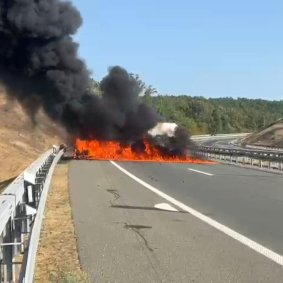 Horor kod Žitorađe: Zapalio se autobus koji prevozi radnike, vozač pronađen mrtav