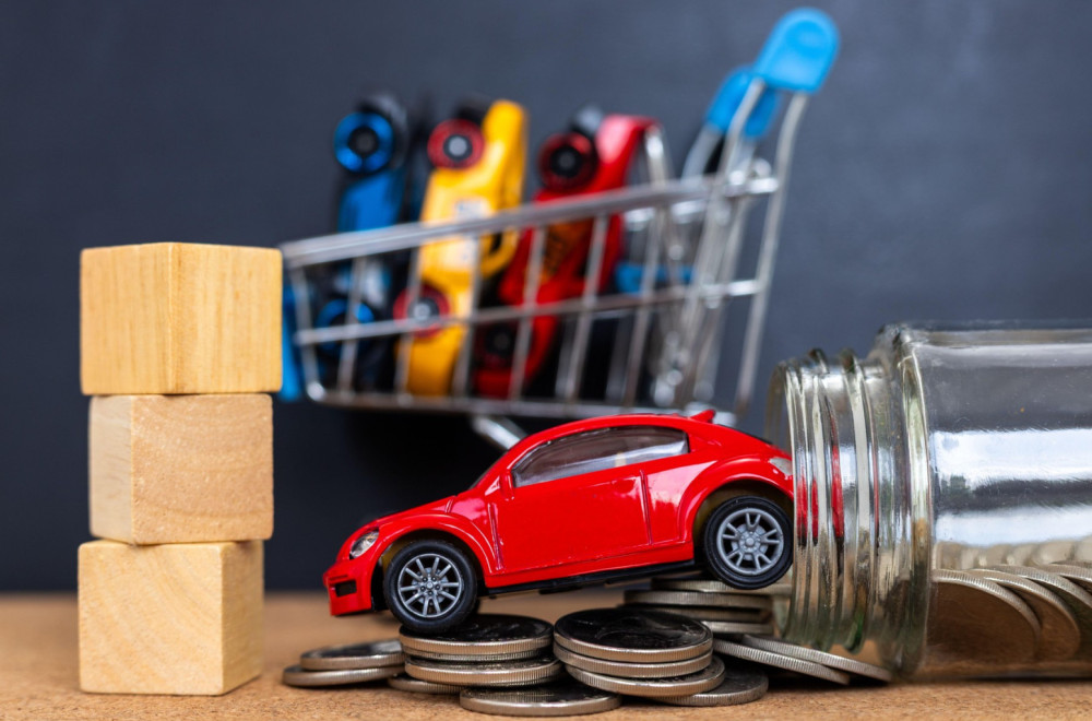 Konobarica kupila 10 automobila za 8 dana – nije sve kao što izgleda