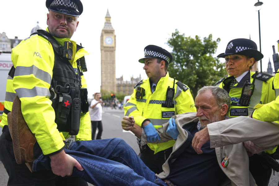 U Londonu na mirnom protestu 425 uhapšenih od 1.500 učesnika: Stariji ljudi izneti, mlađi čupani za kosu VIDEO