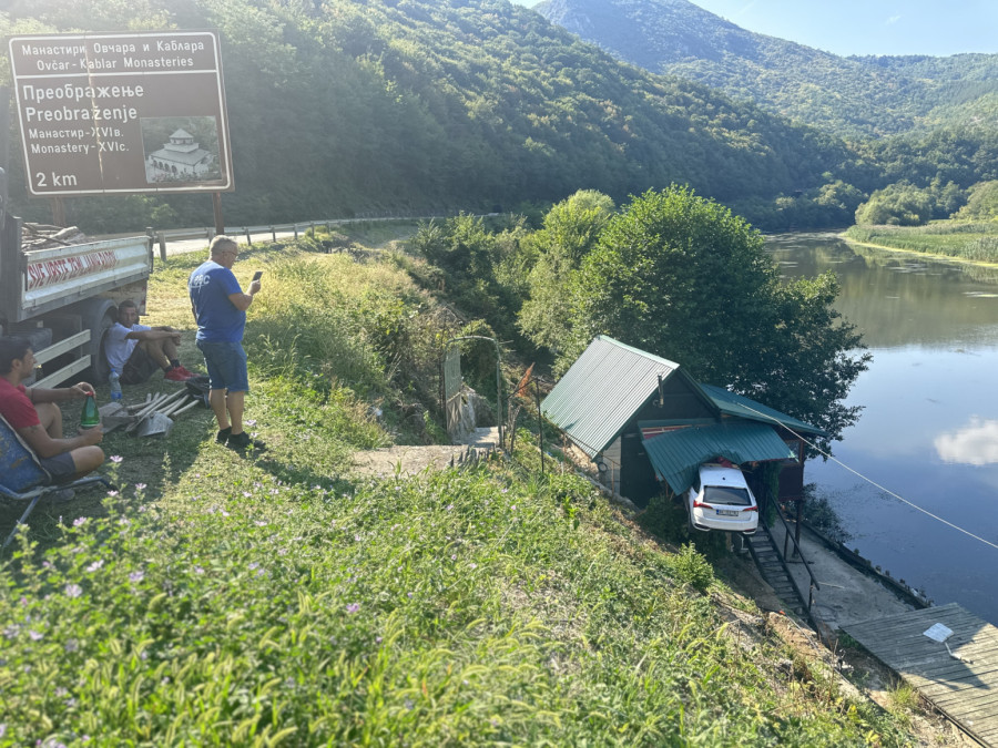 Kako je ovo uspeo? Vozač uleteo automobilom u vikendicu na obali Morave FOTO