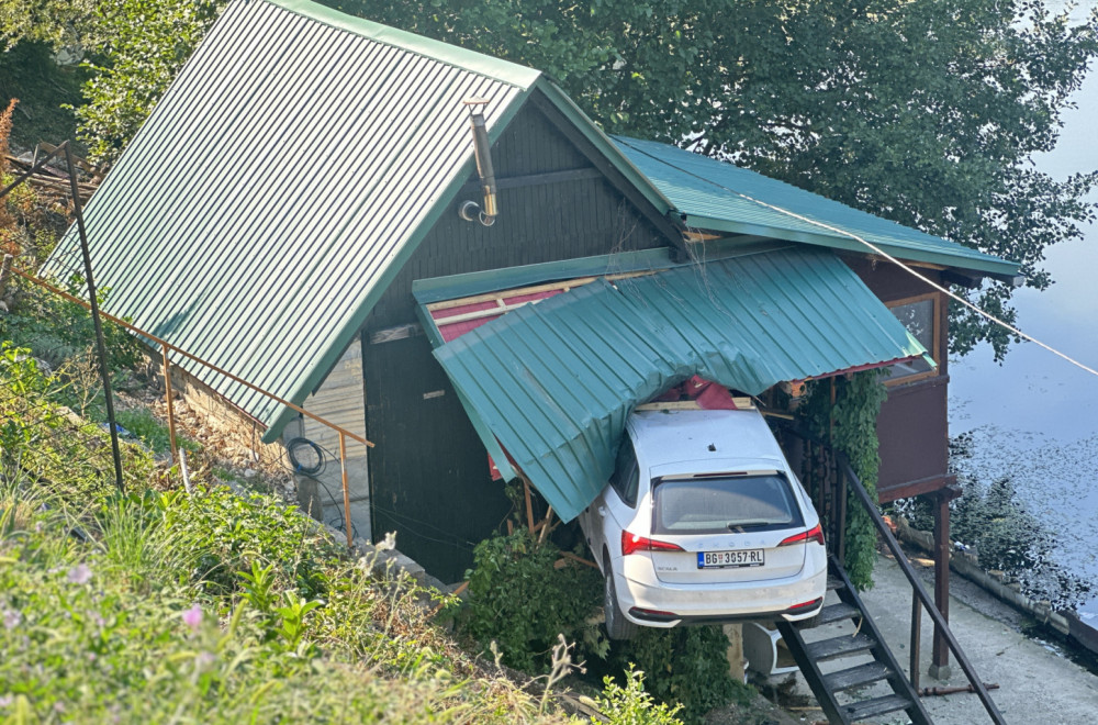 Kako je ovo uspeo? Vozač uleteo automobilom u vikendicu na obali Morave FOTO