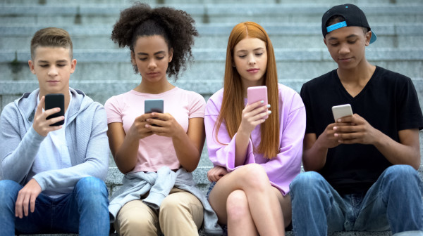 Udar po džepu: Paprena kazna za TikTok i Facebook, deca i dalje krše zabranu