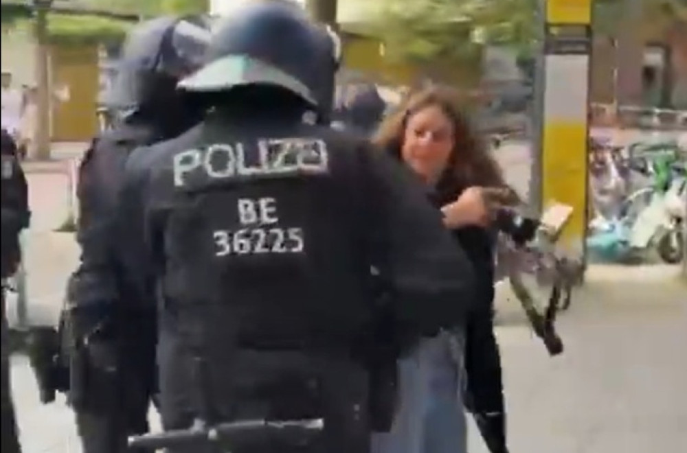 Brutalnost nemačke policije: Evo kako tuku novinare u Berlinu VIDEO