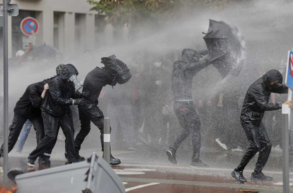 Haos na ulicama Francuske; Policija brutalno hapsi i ne bira; Napadnuti i novinari FOTO/VIDEO