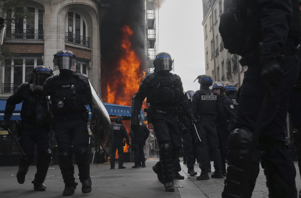 Policija brutalno tuče sve pred sobom; Snimci su strašni FOTO/VIDEO