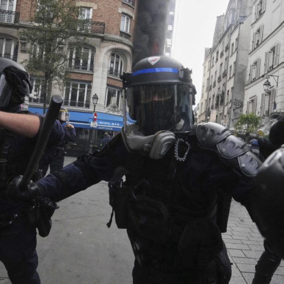 Ovako bije policija EU; Snimci iz Francuske su jezivi; Momak je od udara vodenog topa bukvalno odleteo VIDEO