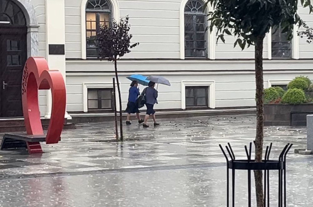 Počelo je; Nevreme stiglo u Srbiju – prvi na udaru Čačak FOTO/VIDEO